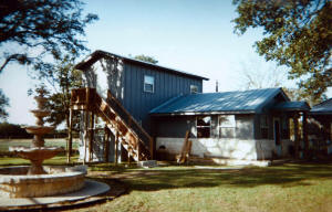 Lodging at this Texas Hill Country whitetailed deer hunting ranch.